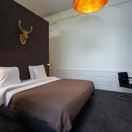 Hotel Domaine De Ronchinne - Château Et Ecuries 3*
