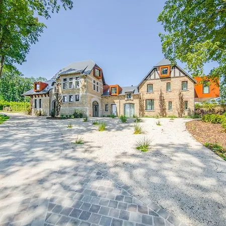 Hotel Domaine De Ronchinne - Château Et Ecuries 3*